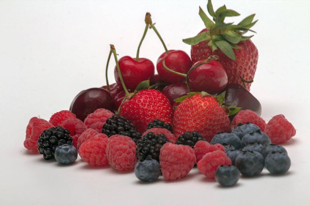 Ovoce - jahody, třešně, maliny, ostružiny, borůvky